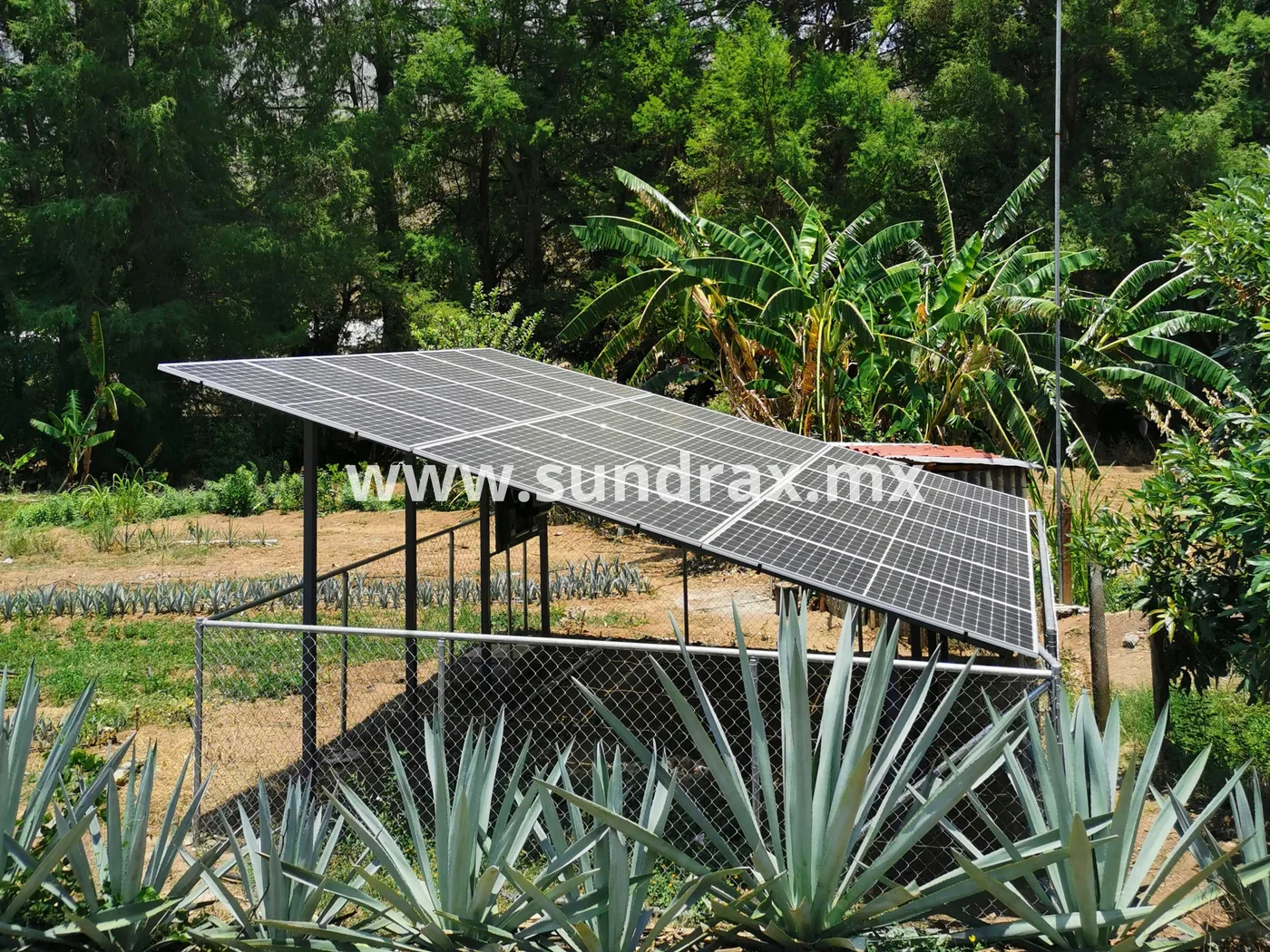 Paneles solares fotovoltaicos instalados en techo en Oaxaca