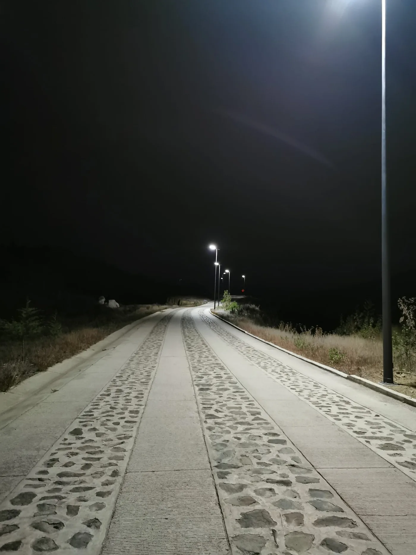 Luminaria solar LED en calle de Oaxaca