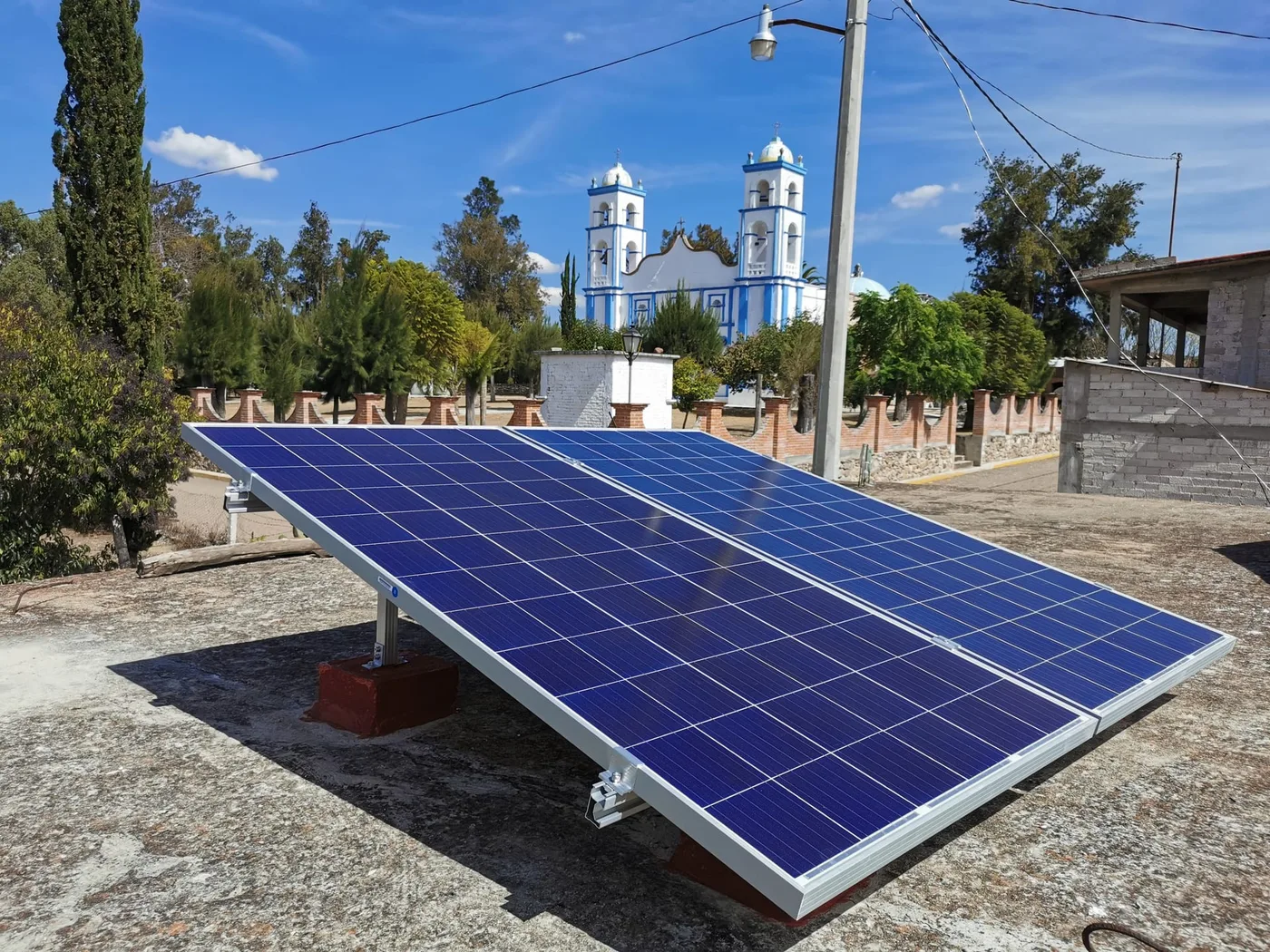 Paneles solares en techo plano instalados en Oaxaca
