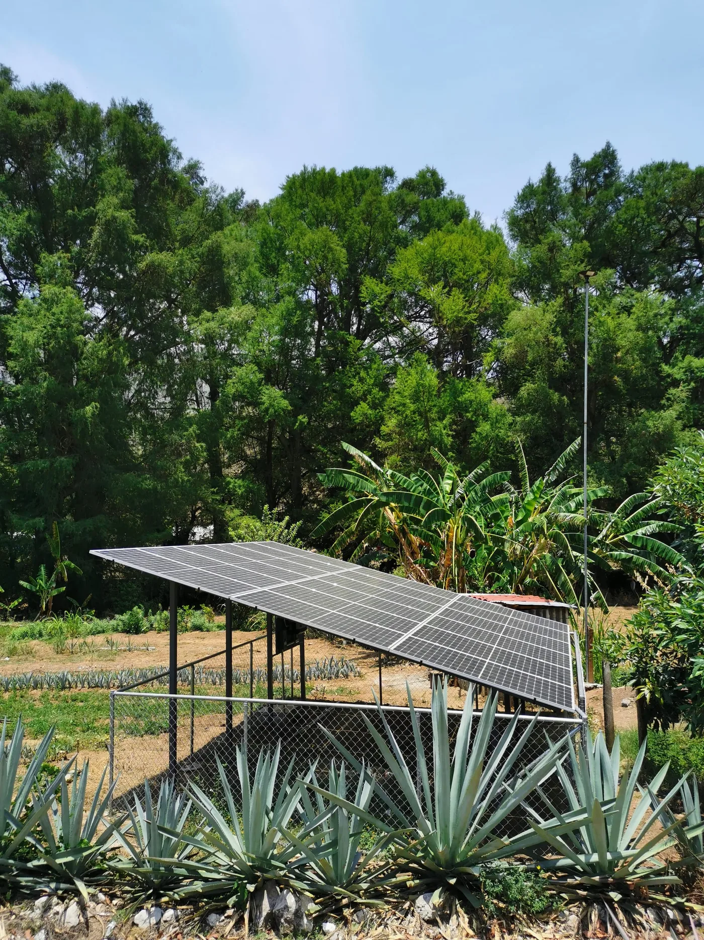 Paneles solares fotovoltaicos instalados en techo en Oaxaca